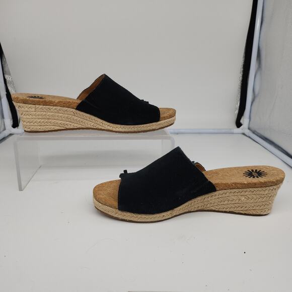 Ugg Sandals 8 Black Suede Leather Fringe Boho Peep Toe Wedges Mules Espadrille - Picture 3 of 14